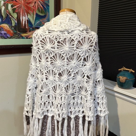 White Crochet Floral Lace Shawl or Wrap with Fringe - One size - Picture 1 of 8